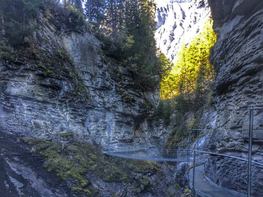 Dalaschlucht Brücke im Schatten